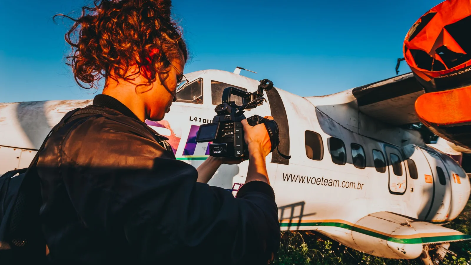 Website Tour Travel vs Social Media: Mana Lebih Efektif untuk Bisnis?